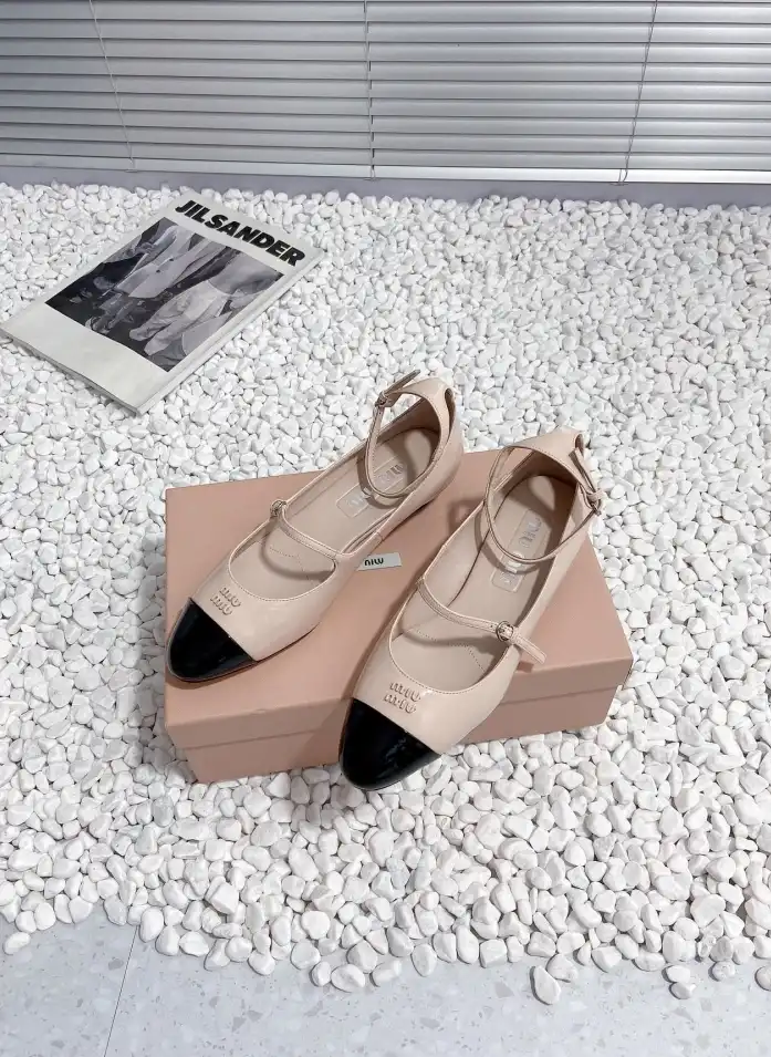 hype Miu Miu flat shoes