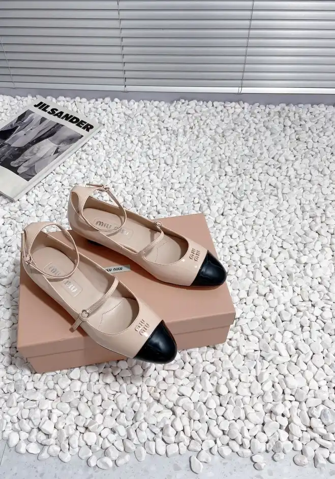 hype Miu Miu flat shoes