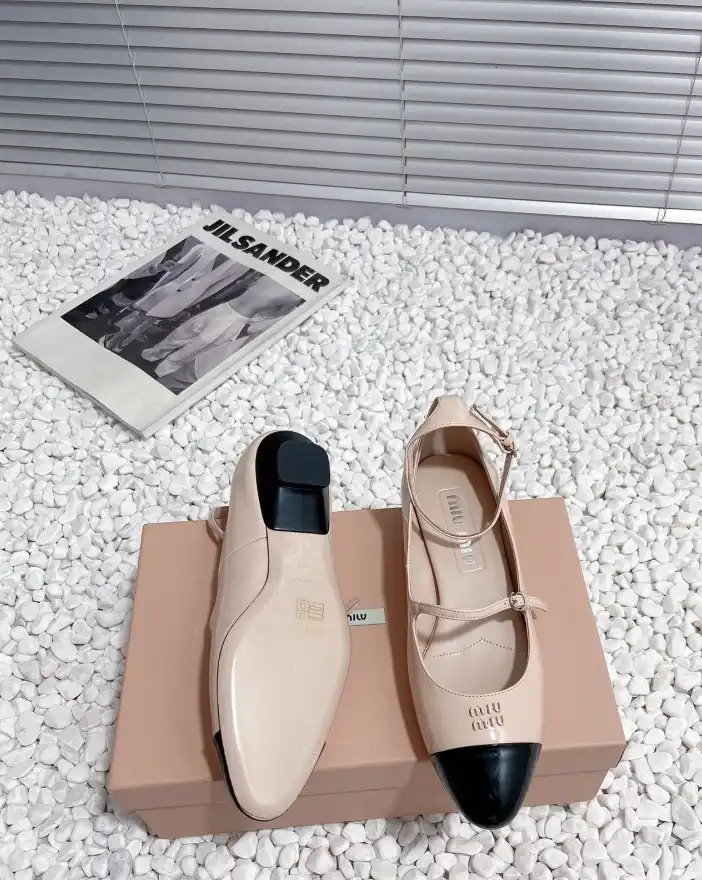 hype Miu Miu flat shoes