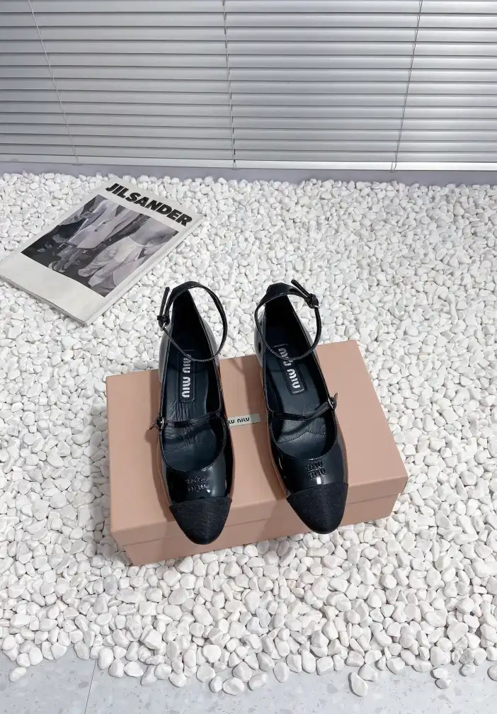 hype Miu Miu flat shoes