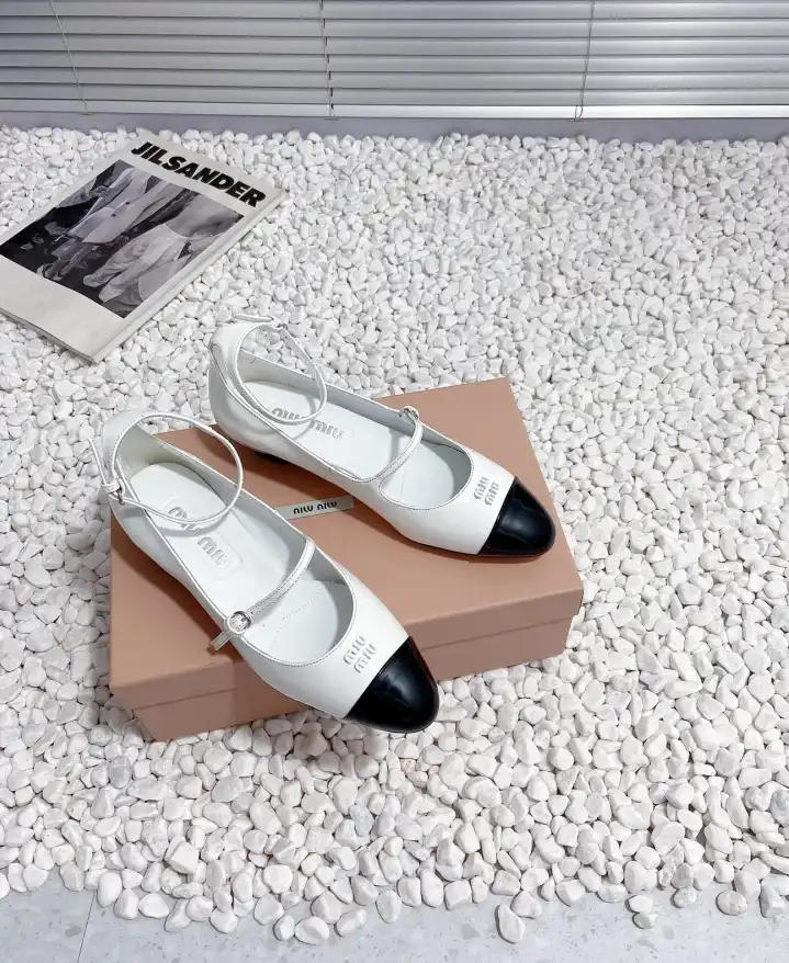 hype Miu Miu flat shoes