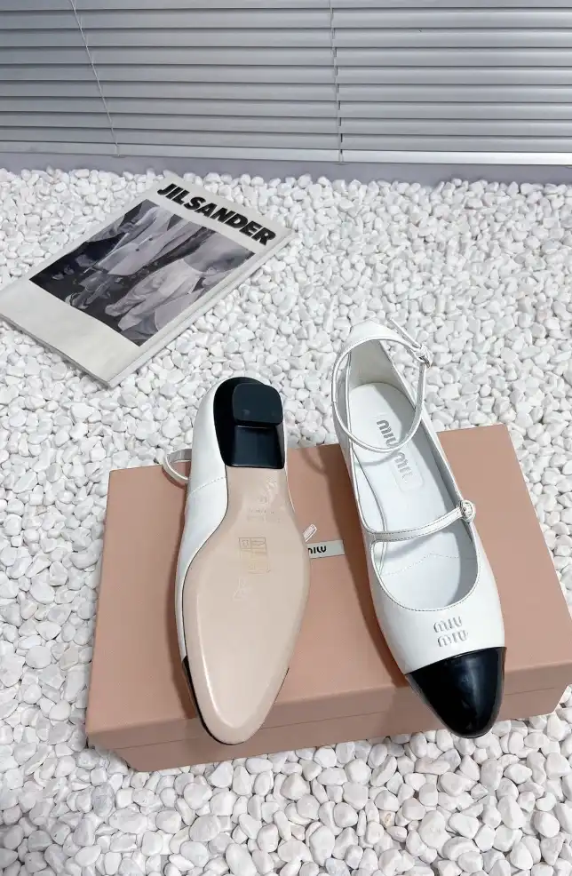 hype Miu Miu flat shoes