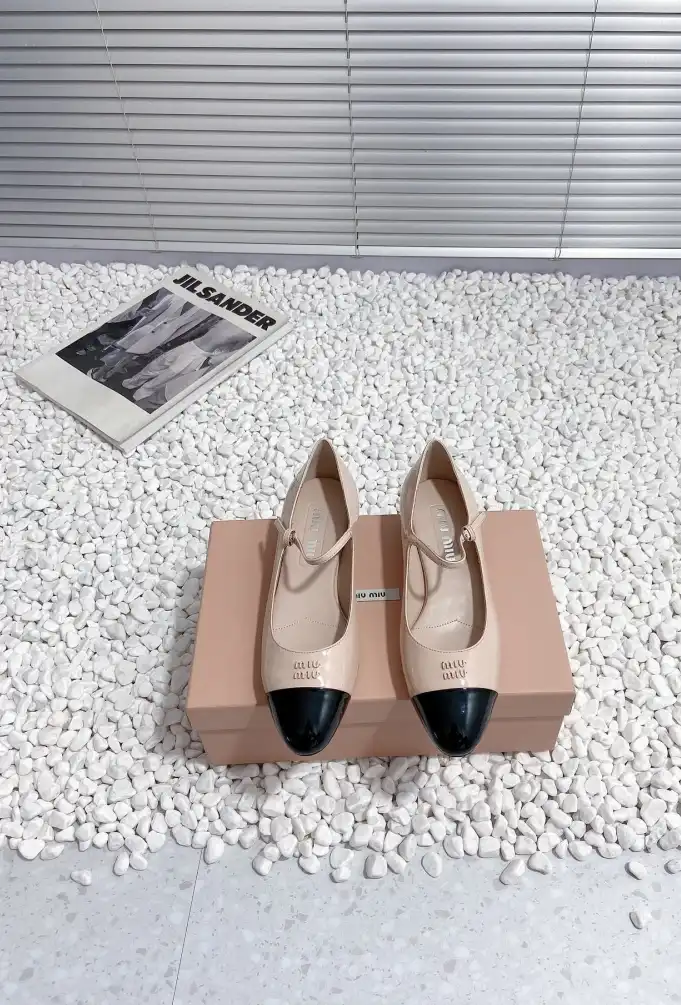 hype Miu Miu flat shoes