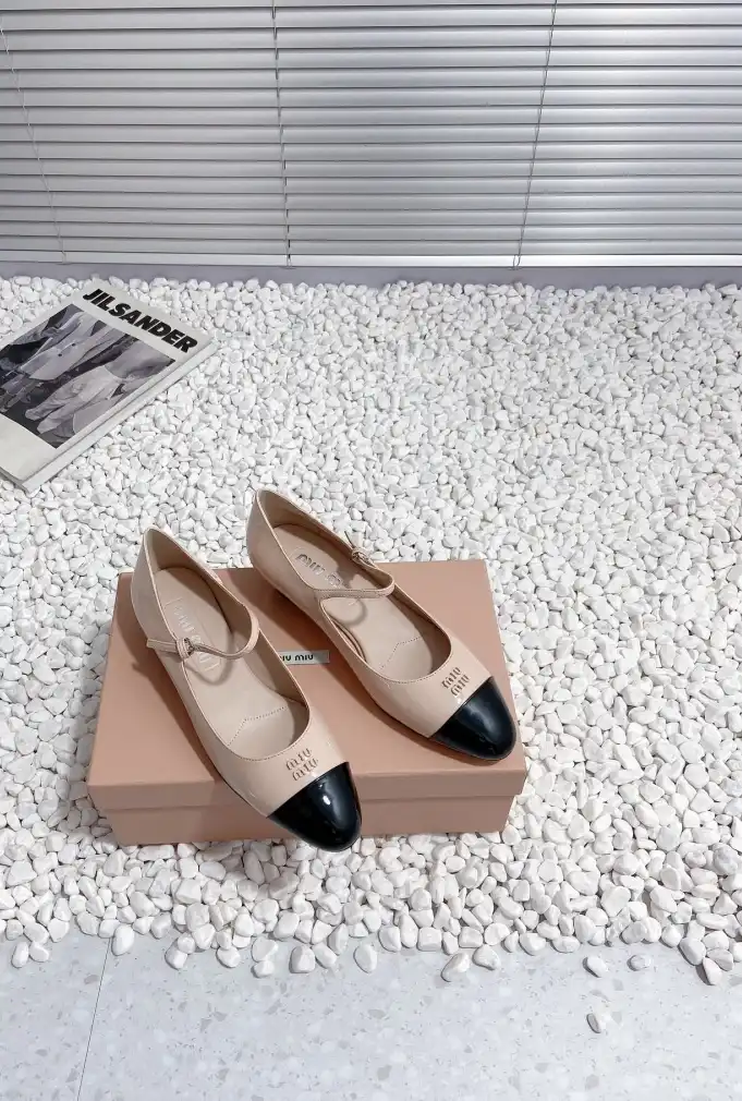 hype Miu Miu flat shoes