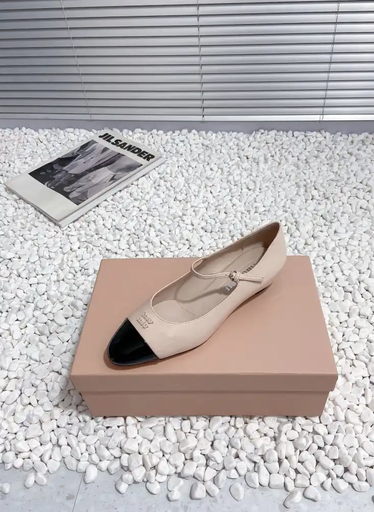 hype Miu Miu flat shoes