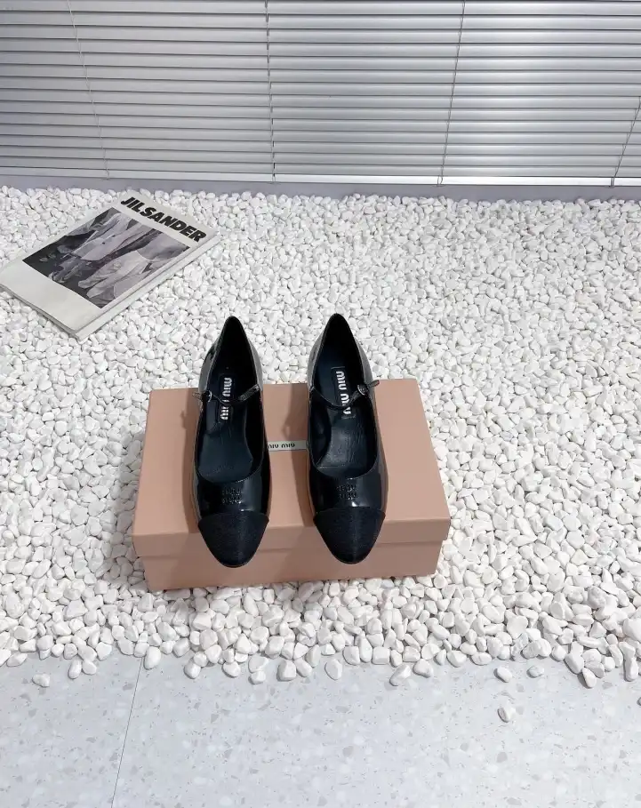 hype Miu Miu flat shoes