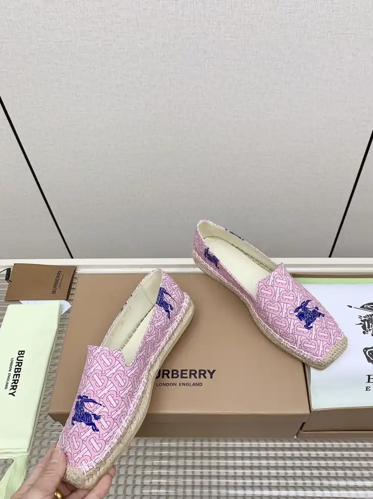 hype Burberry Slippers