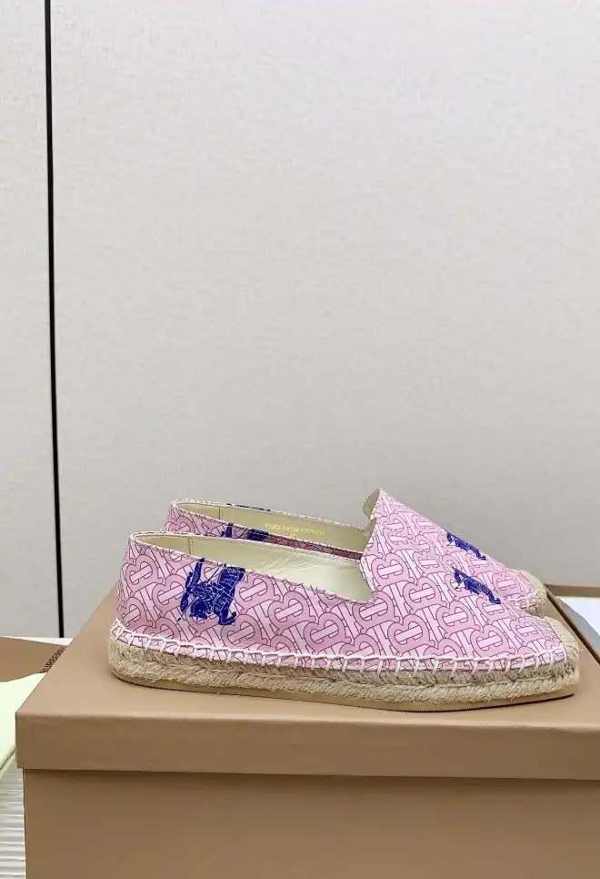 hype Burberry Slippers