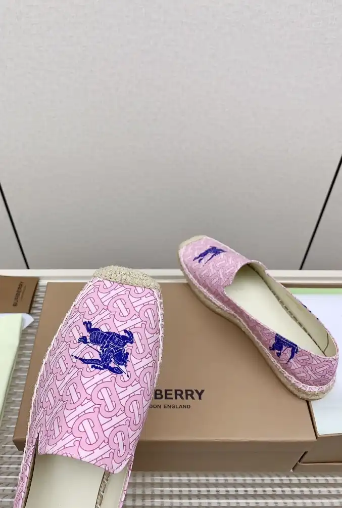 hype Burberry Slippers