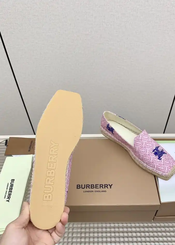 hype Burberry Slippers