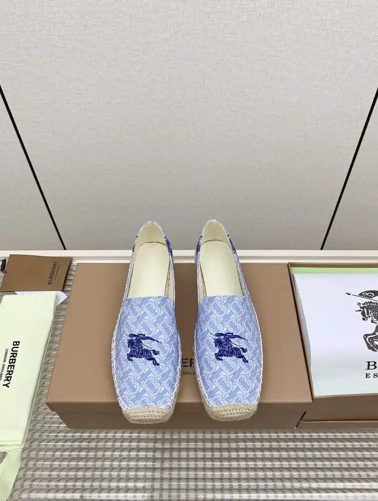 hype Burberry Slippers