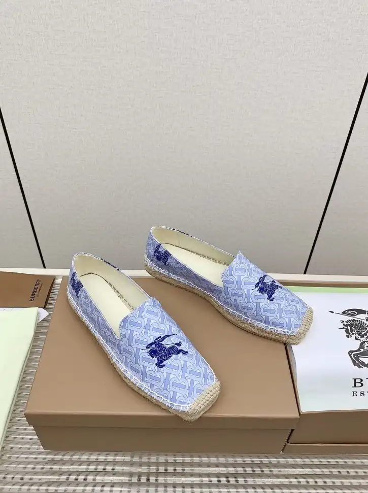 hype Burberry Slippers