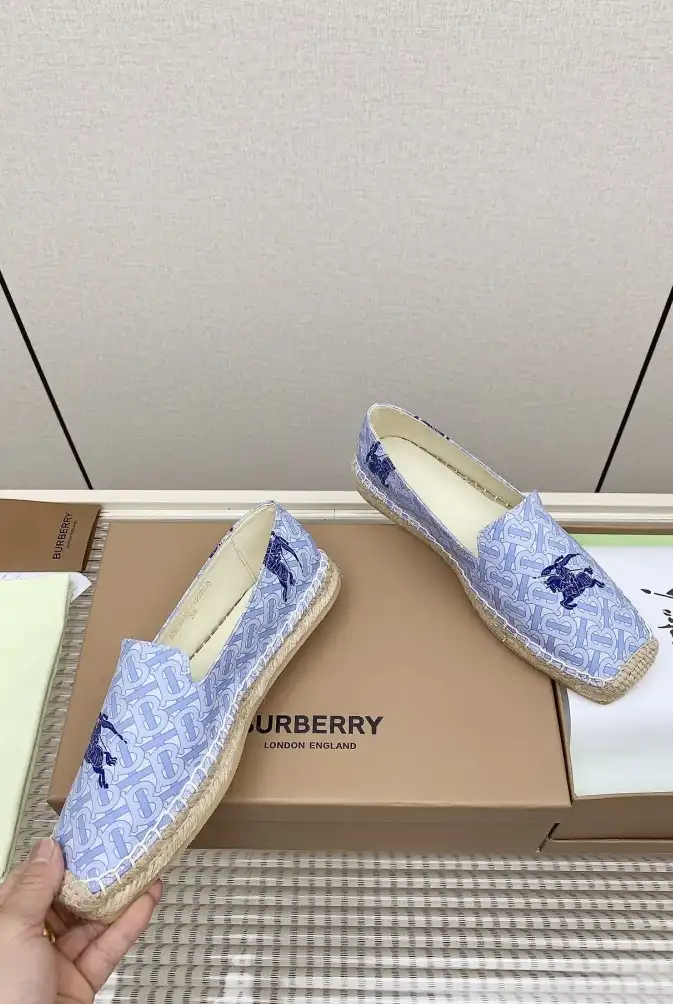 hype Burberry Slippers