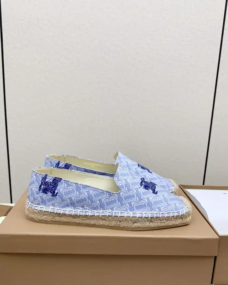 hype Burberry Slippers