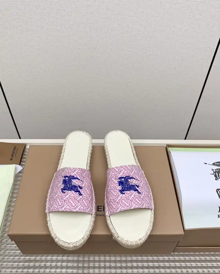 hype Burberry Slippers