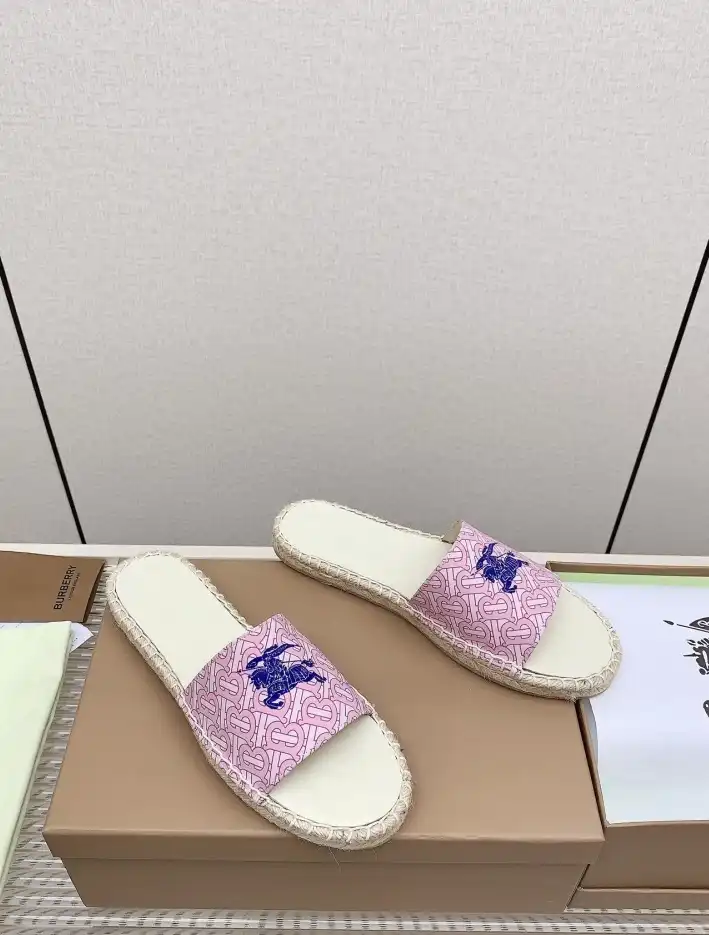 hype Burberry Slippers