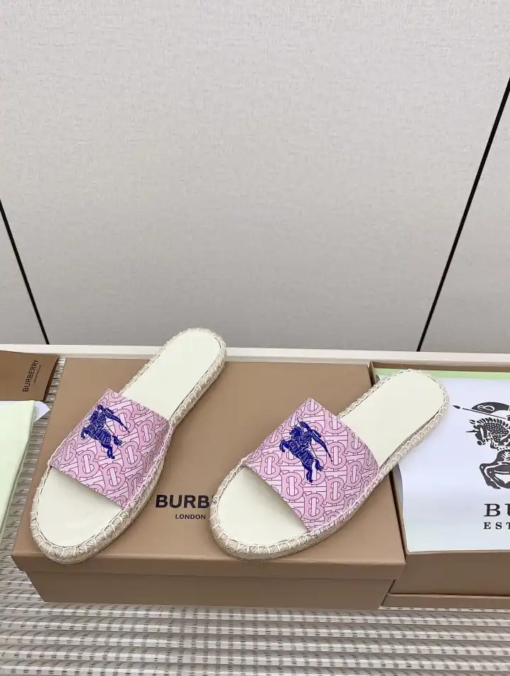 hype Burberry Slippers