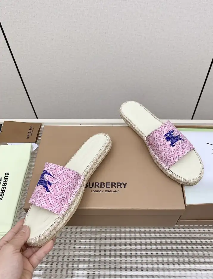 hype Burberry Slippers