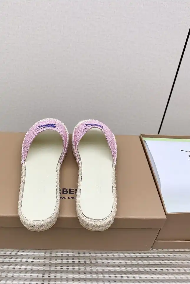 hype Burberry Slippers