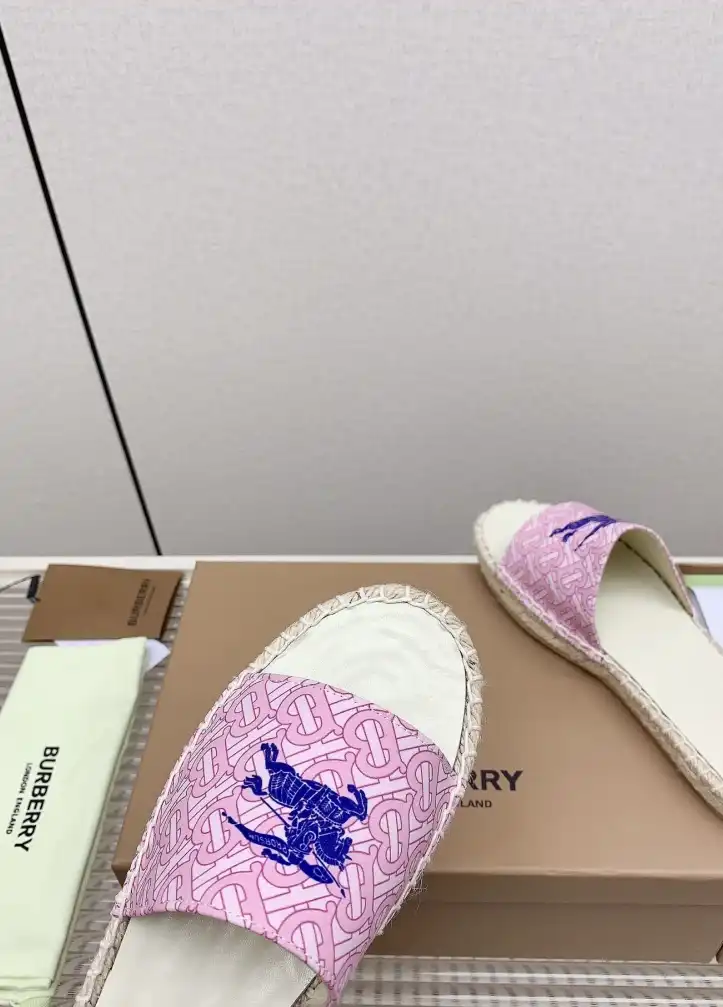 hype Burberry Slippers