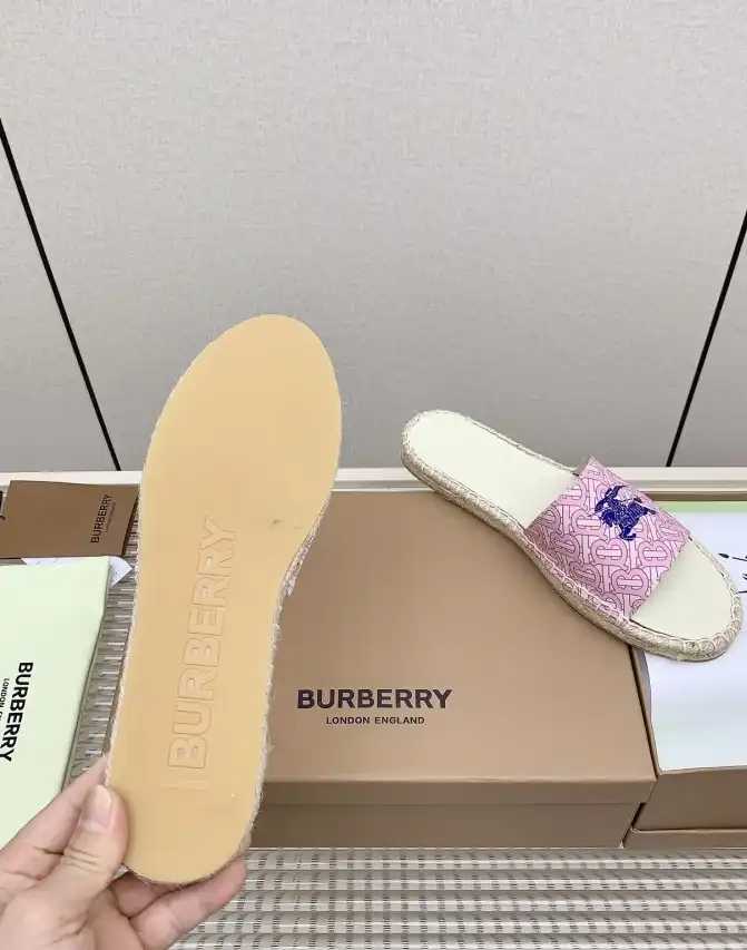 hype Burberry Slippers