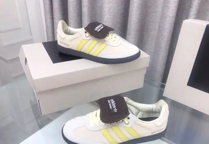 hype Adidas Sneakers