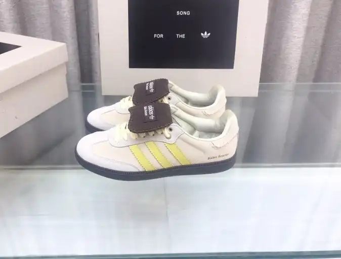 hype Adidas Sneakers