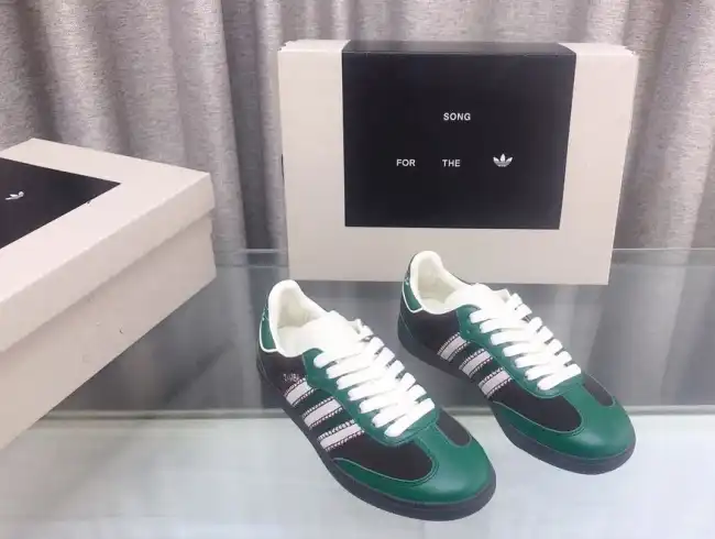 hype Adidas Sneakers