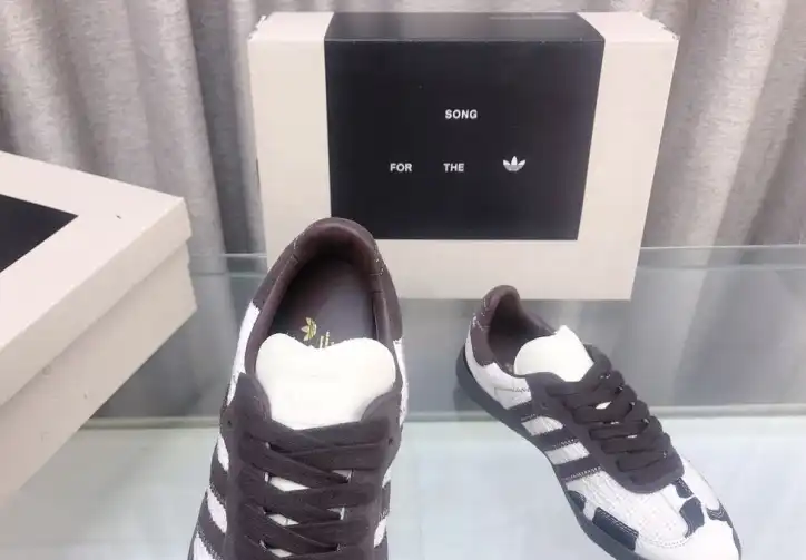 hype Adidas Sneakers