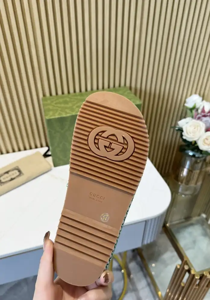 hype Gucci Slippers