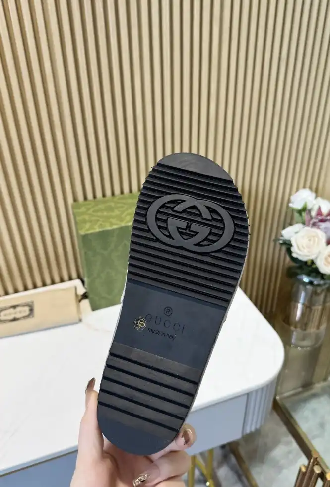 hype Gucci Slippers