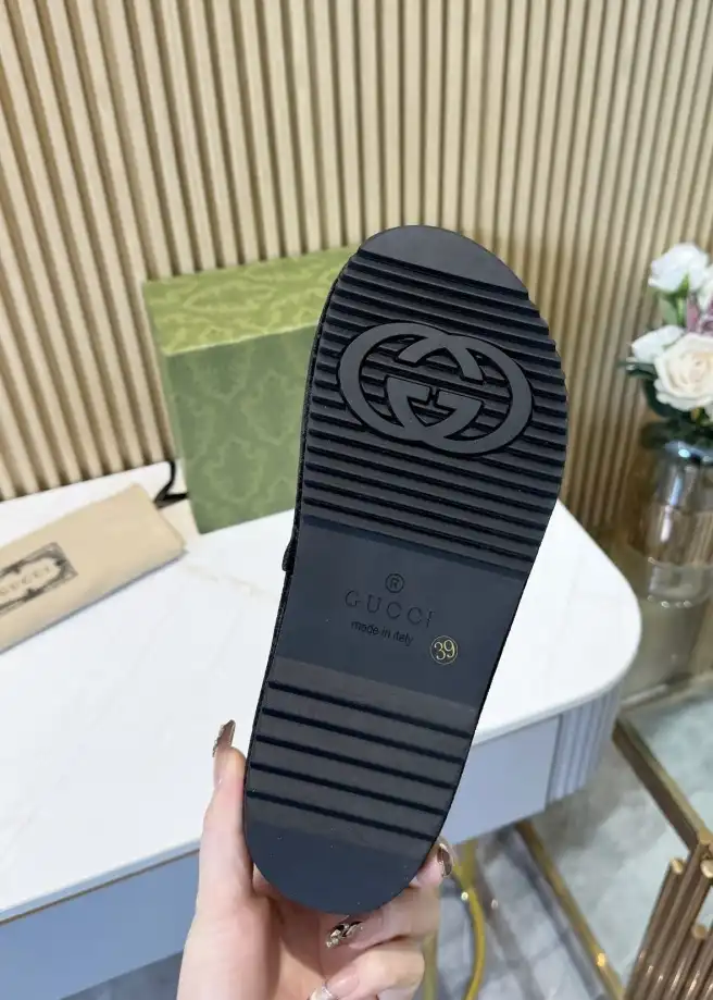 hype Gucci Slippers