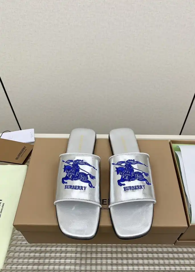 hype Burberry Slippers