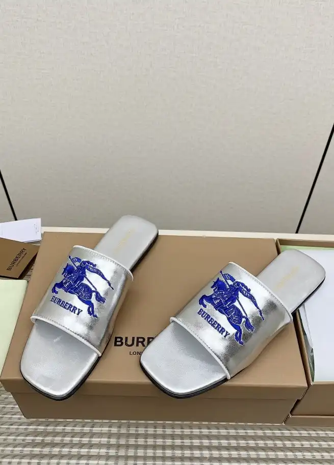 hype Burberry Slippers