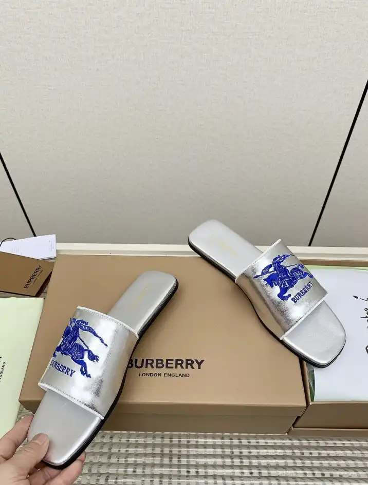 hype Burberry Slippers