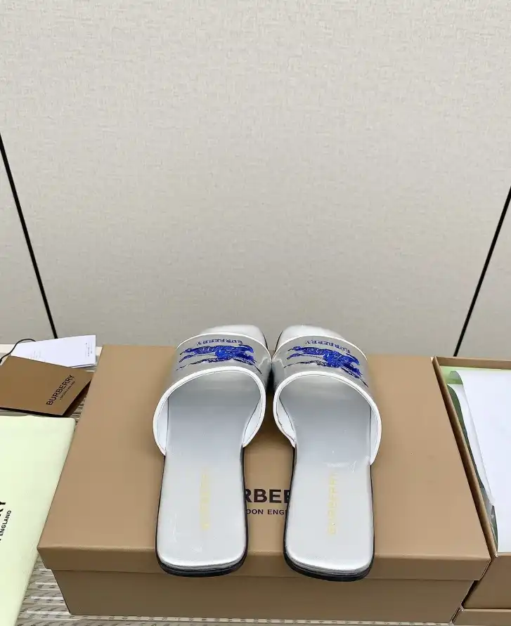 hype Burberry Slippers