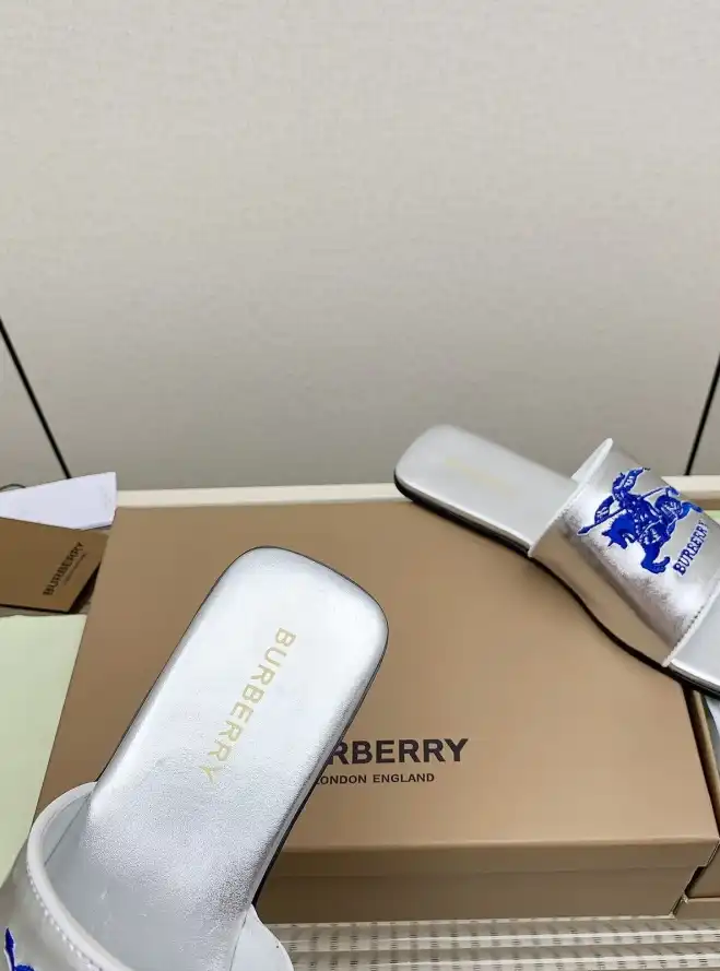 hype Burberry Slippers