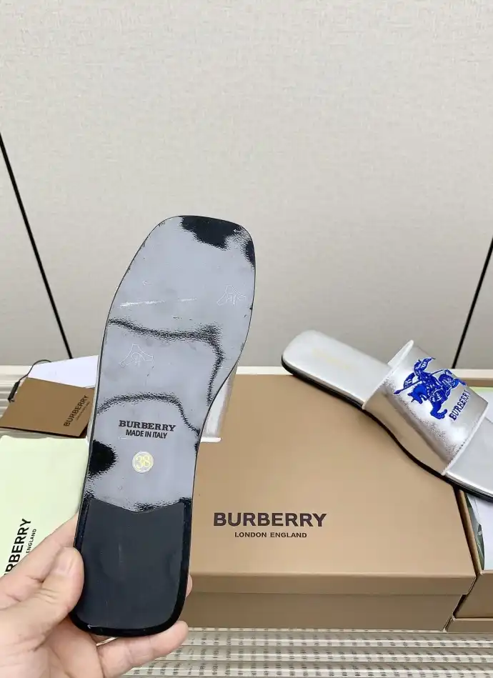 hype Burberry Slippers