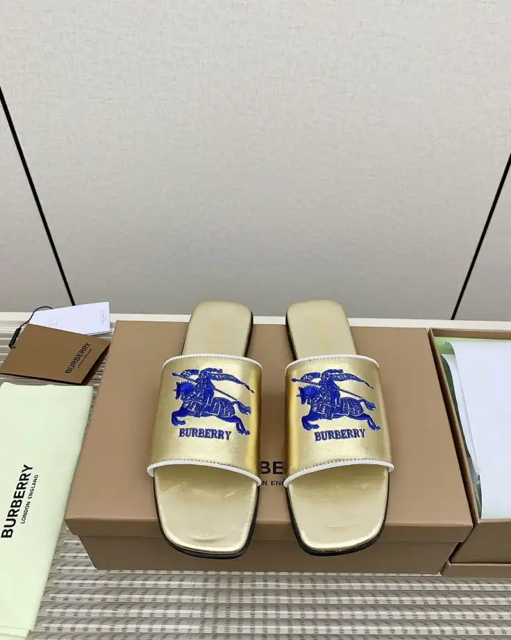 hype Burberry Slippers