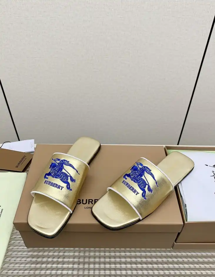 hype Burberry Slippers