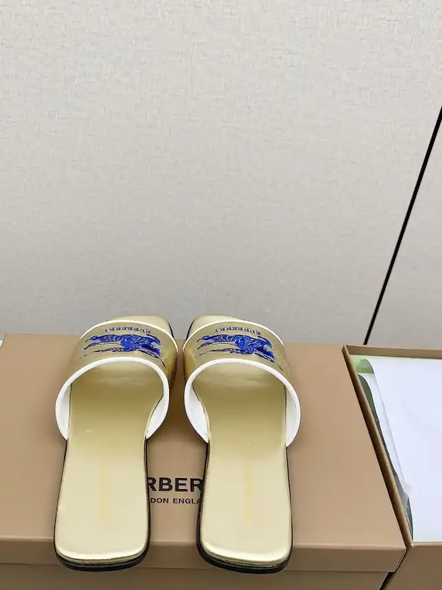 hype Burberry Slippers