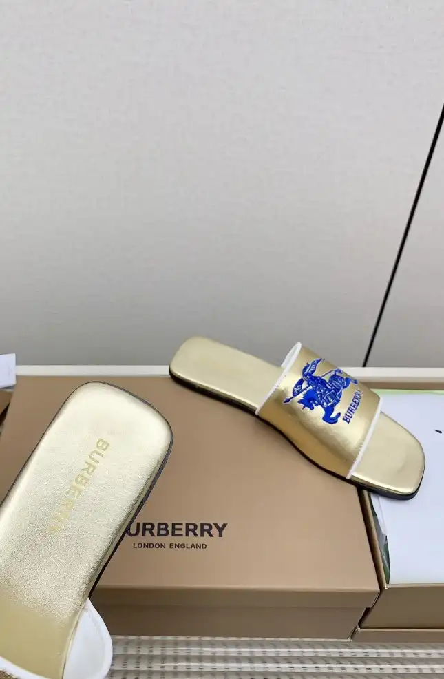 hype Burberry Slippers