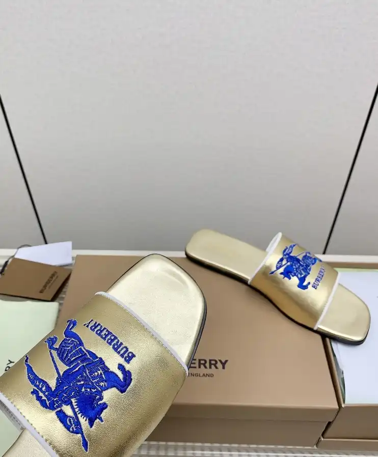 hype Burberry Slippers