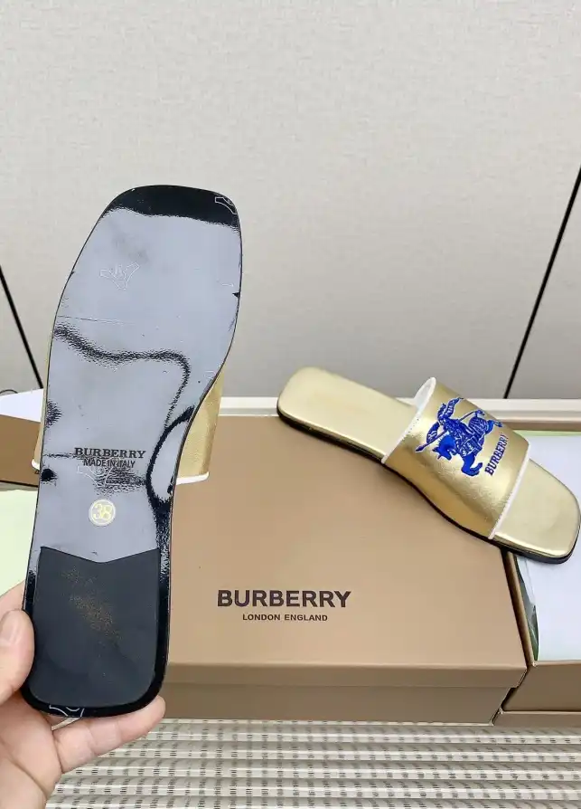 hype Burberry Slippers