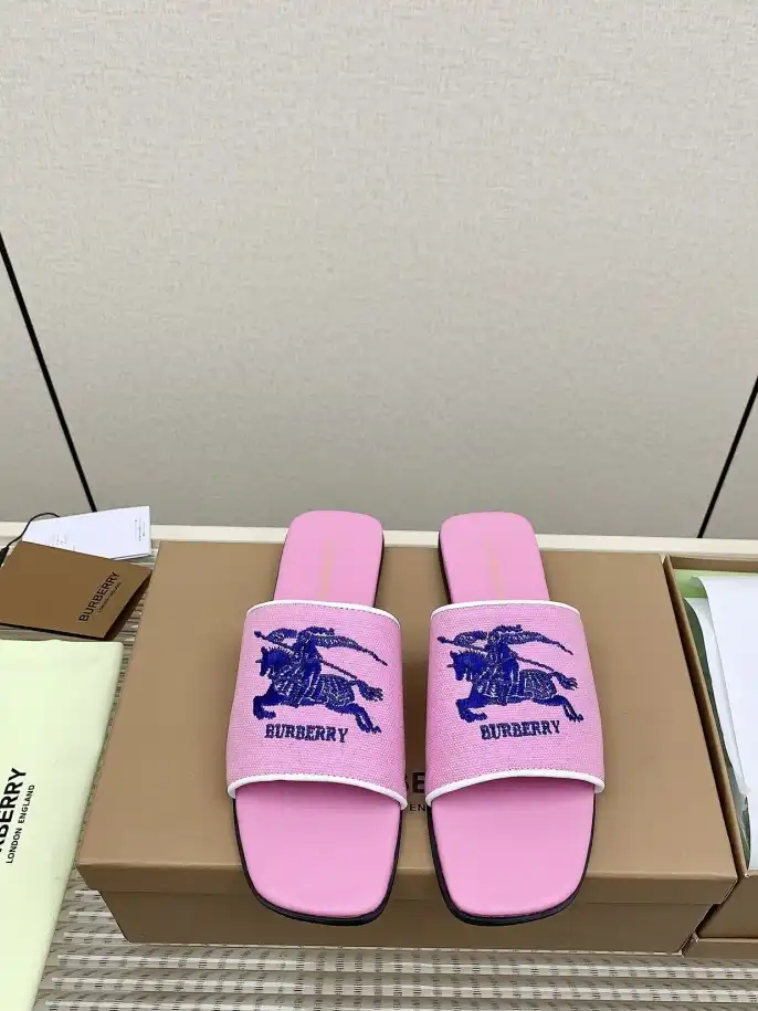 hype Burberry Slippers