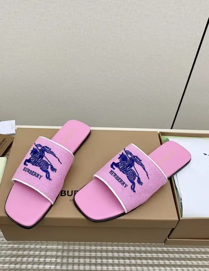 hype Burberry Slippers