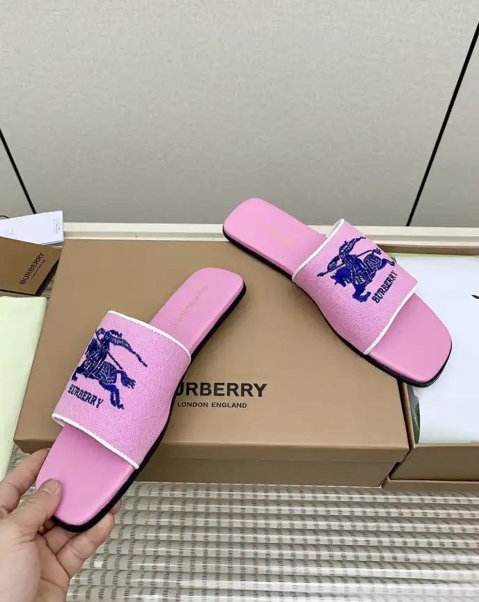 hype Burberry Slippers