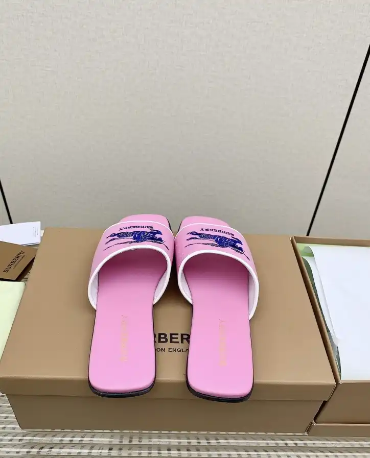 hype Burberry Slippers