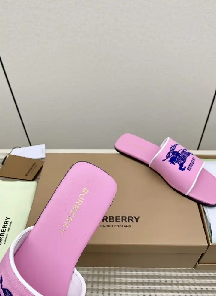 hype Burberry Slippers