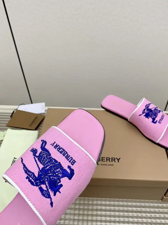 hype Burberry Slippers